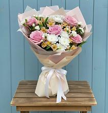 Букет цветов из:  Гвоздики, Орхидеи и Розы в Воронежской