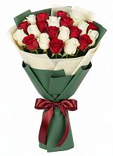 Букет Микс из красных и белых роз в Воронежской