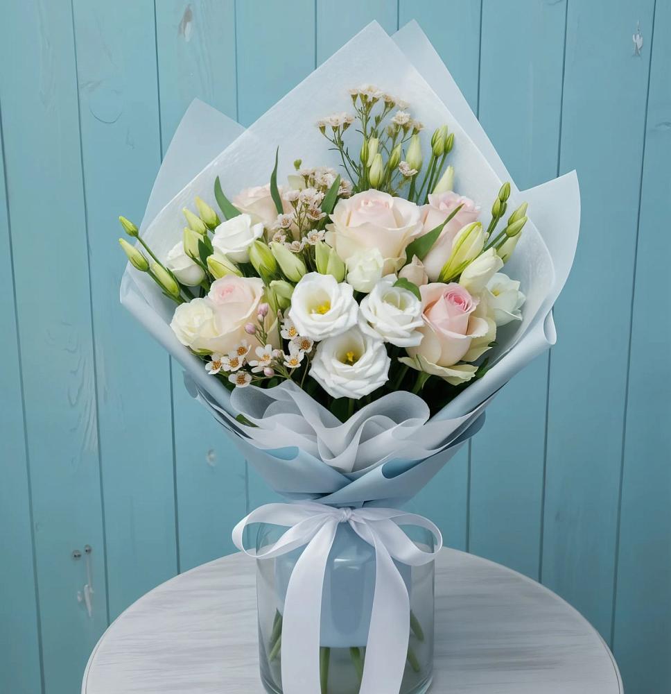 Букет цветов из: Розы и Лизиантусы в Воронежской