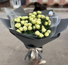 Букет Белые кустовые розы Солинеро в Воронежской