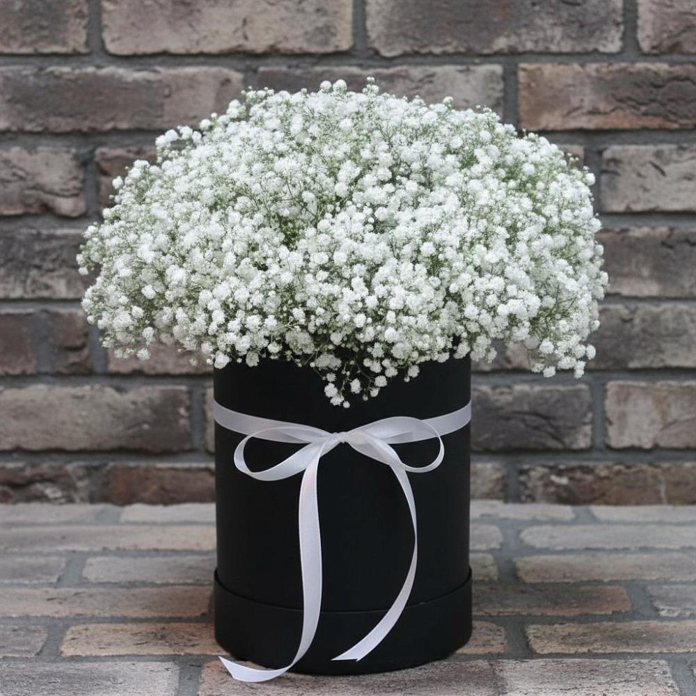 Цветочная композиция из Гипсофила в шляпной коробке в Воронежской