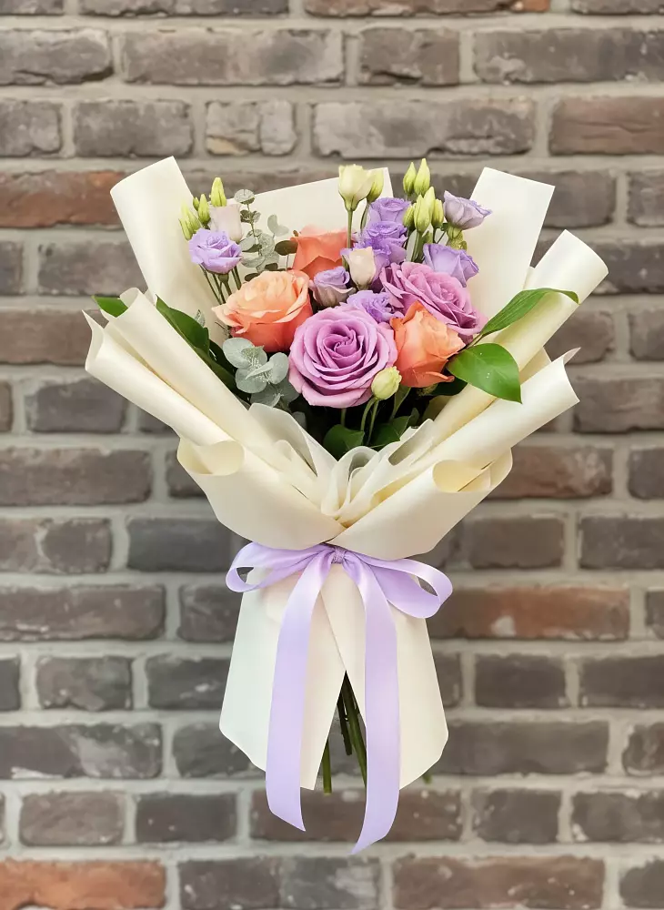 Букет цветов из: Лизиантусы и Розы в Воронежской