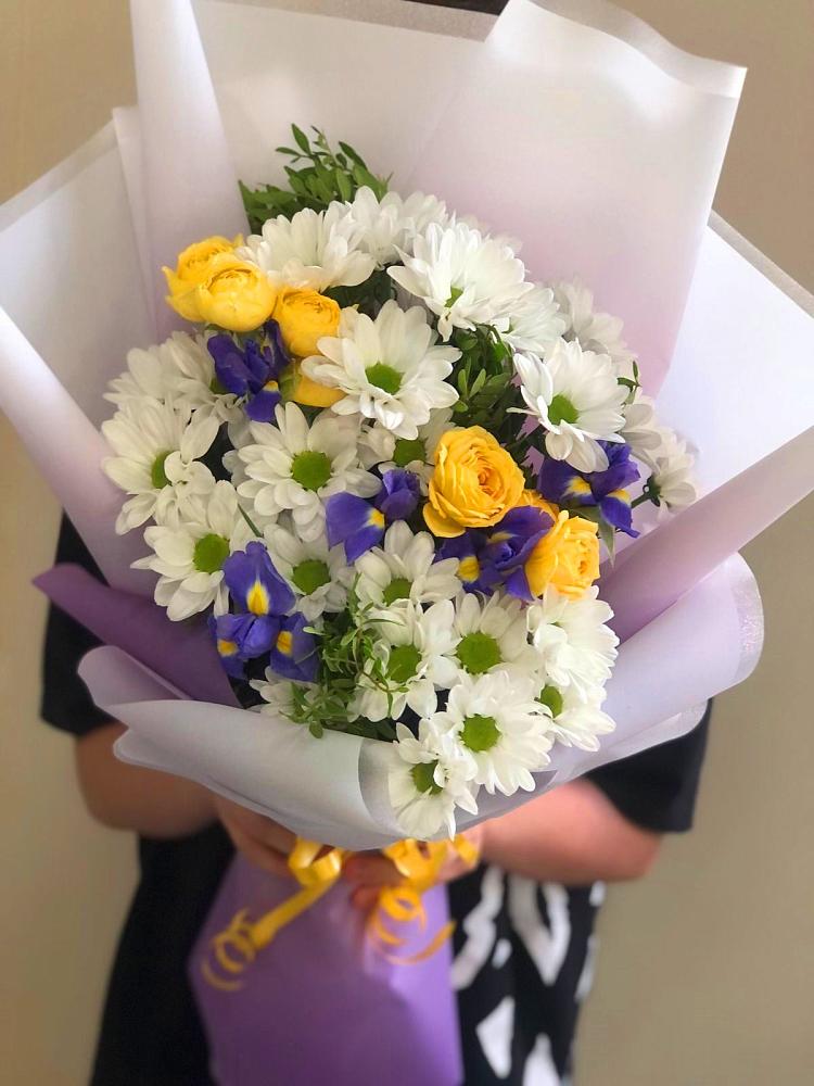 Букет цветов из: Ирисы, Хризантемы и Розы в Воронежской