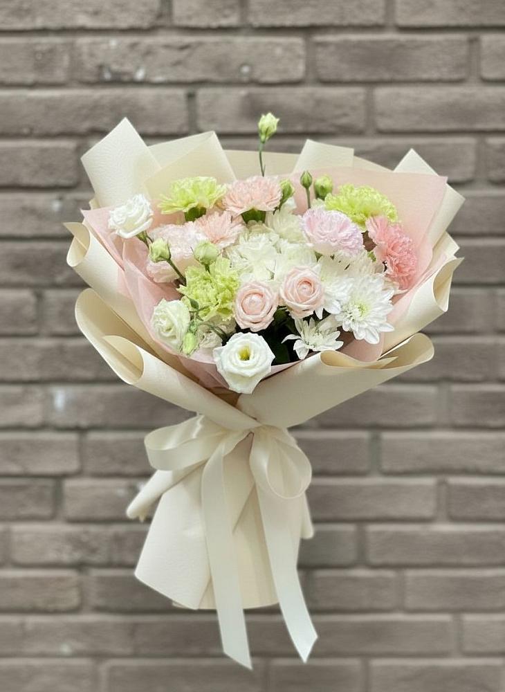 Букет цветов из: Гвоздики, Розы, Лизиантусы и Хризантемы в Воронежской