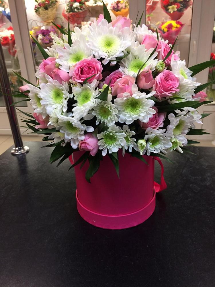 Цветочная композиция из Розы и Хризантемы в шляпной коробке в Воронежской