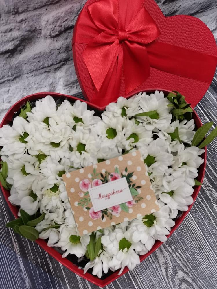 Цветочная композиция из Хризантемы в виде сердца в Воронежской
