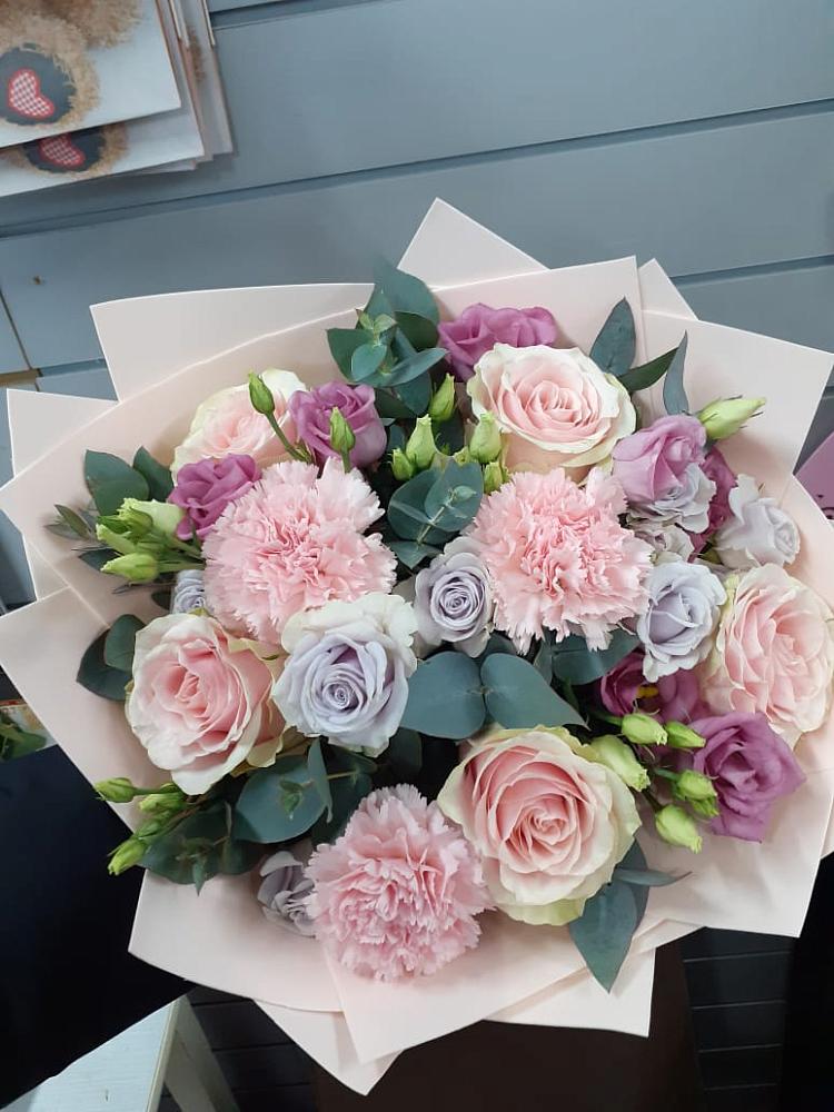 Букет цветов из: Розы, Гвоздики и Лизиантусы в Воронежской