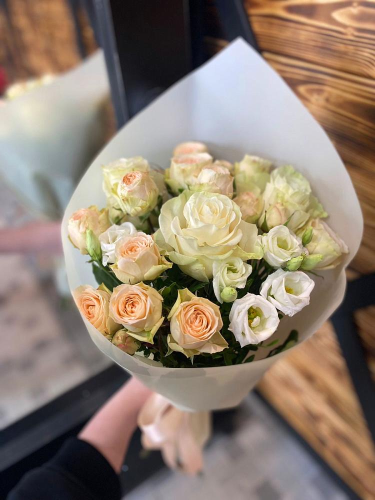 Букет цветов из: Розы и Лизиантусы в Воронежской