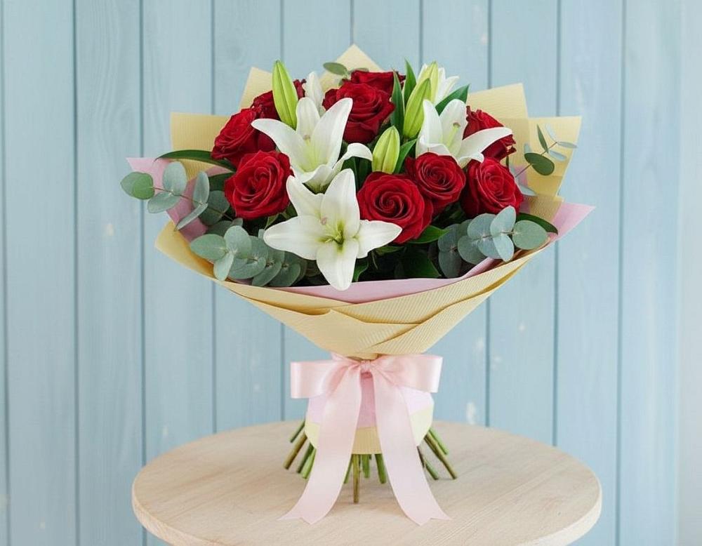 Букет цветов из: Лилии и Розы в Воронежской